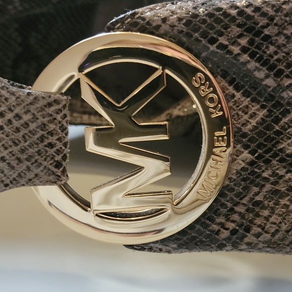 Michael Kors bag with gold MK logo in strap - Picture 2 of 8